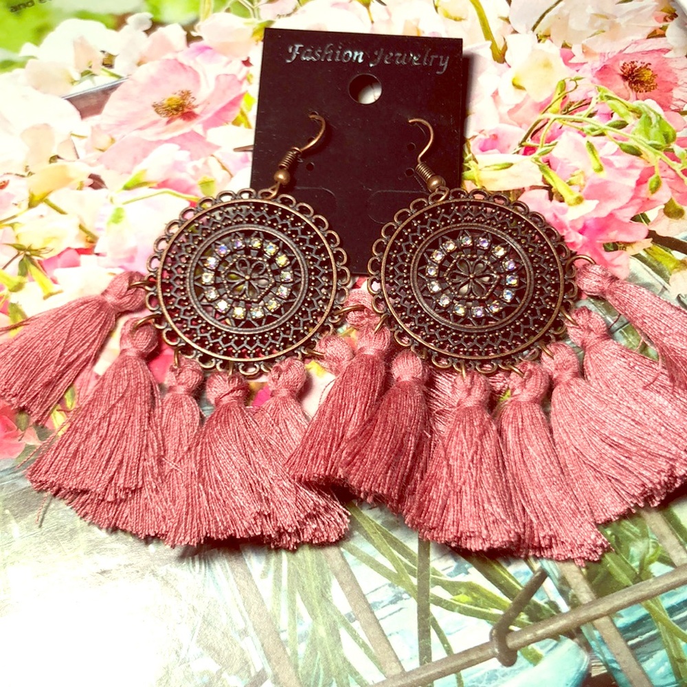 Boho mauve tassel earrings NWT